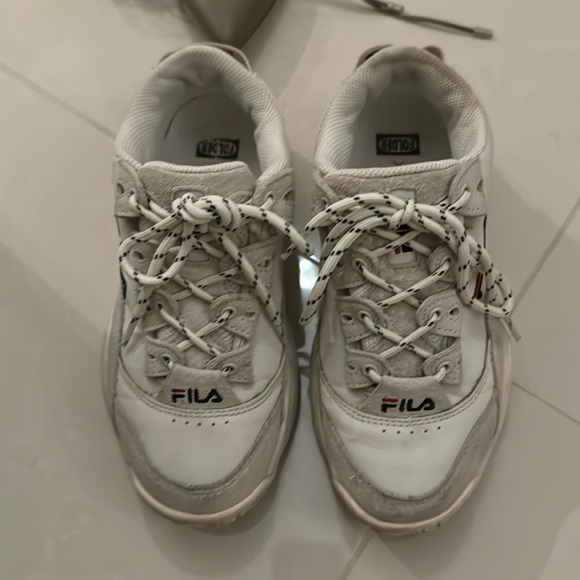 Fila women’s sneakers size 5 (fits like 5.5-6) - Picture 1 of 2